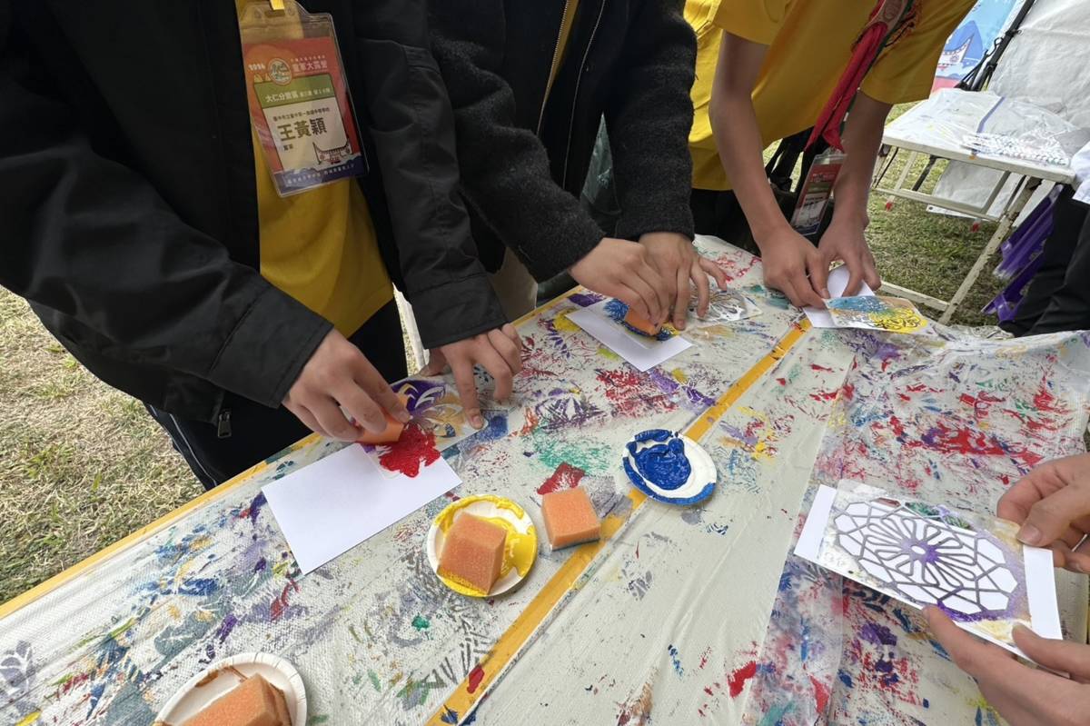 童軍夥伴於漆彩傳情課程，製作獨特的明信片。