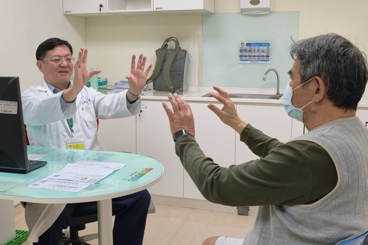 神經內科主任邱百誼提出反思，強調膽固醇是人體五大必要營養素之一，更是大腦神經傳導與記憶力執行的關鍵原料。