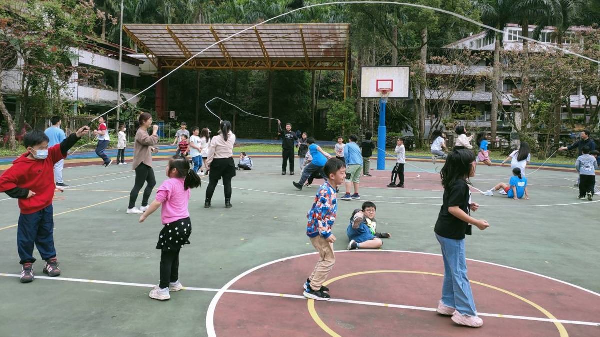 113學年度「健康促進學校輔導計畫前後測成效評價成果報告評選」-優良-新北市龜山國民小學-全校師生大下課進行跳繩活動