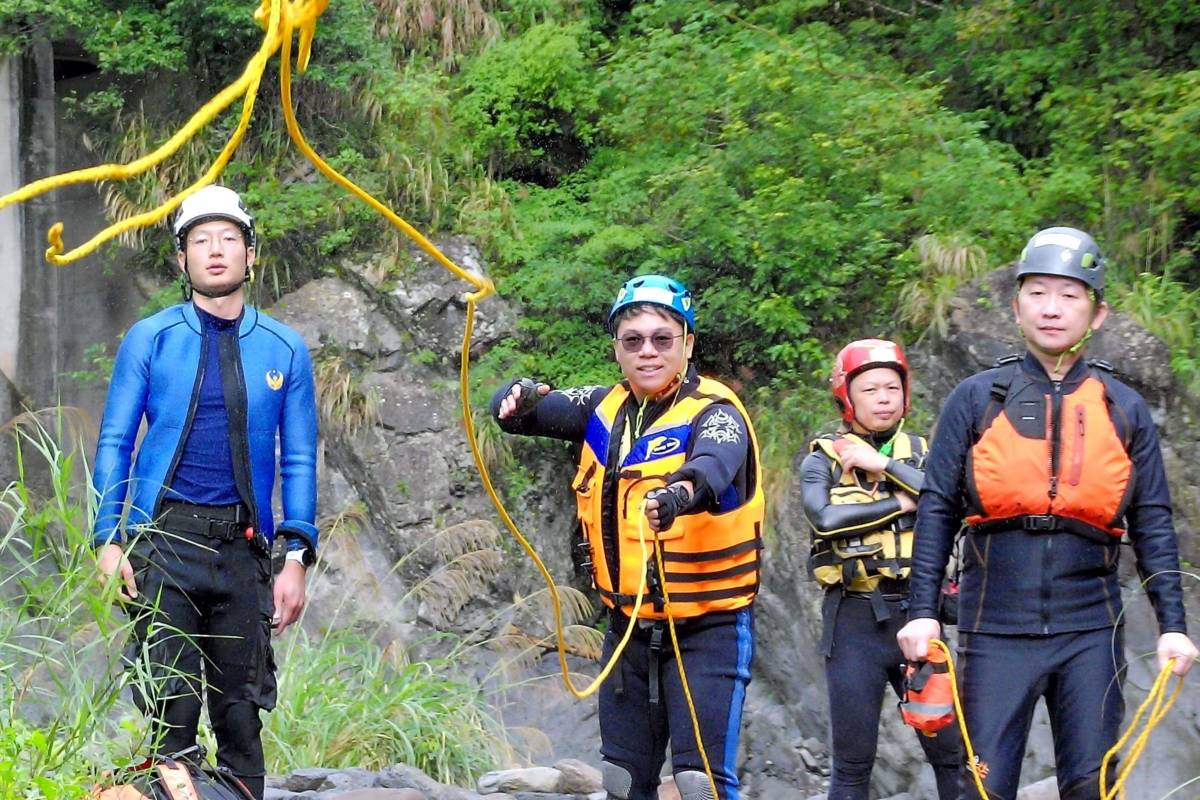 溯溪拋繩訓練 (教育部提供)