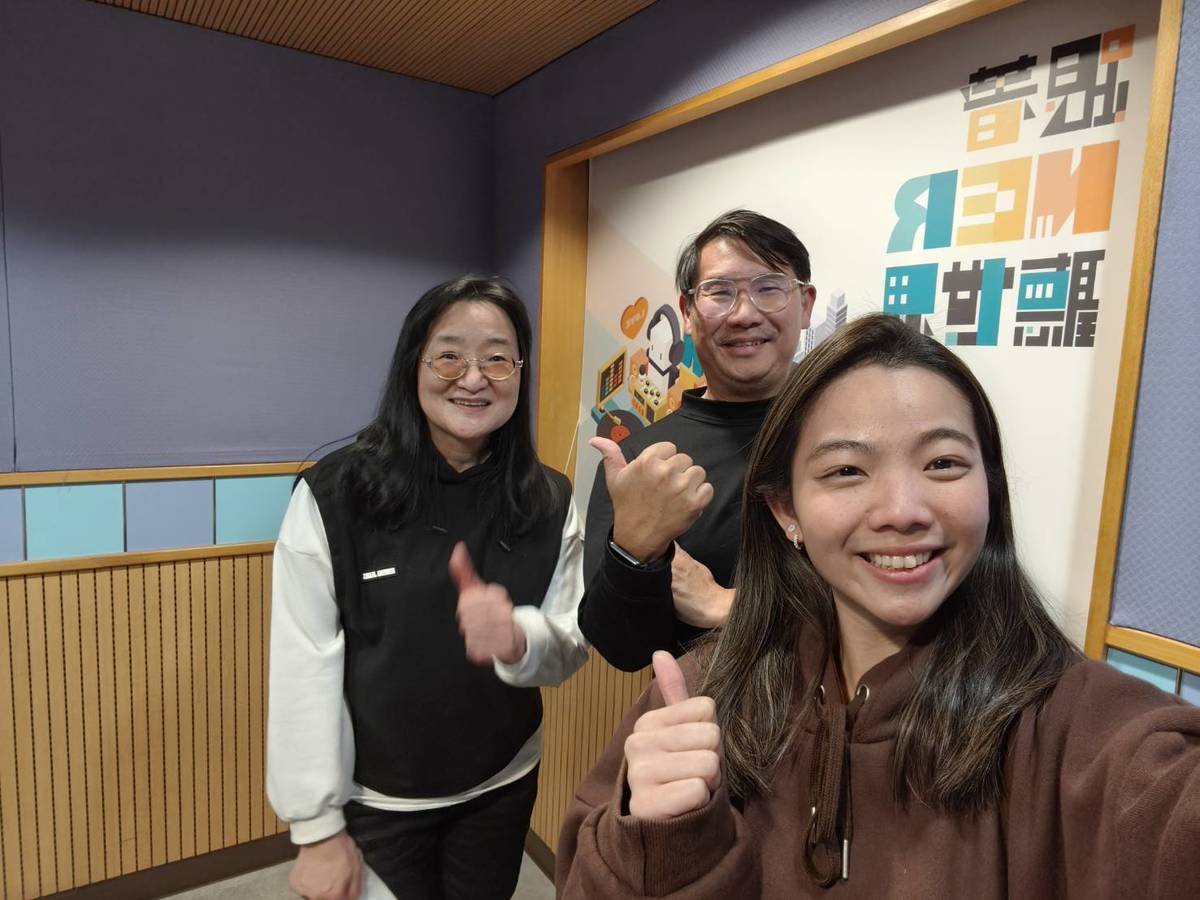 來賓馮淑汶(右)與兩位住持人