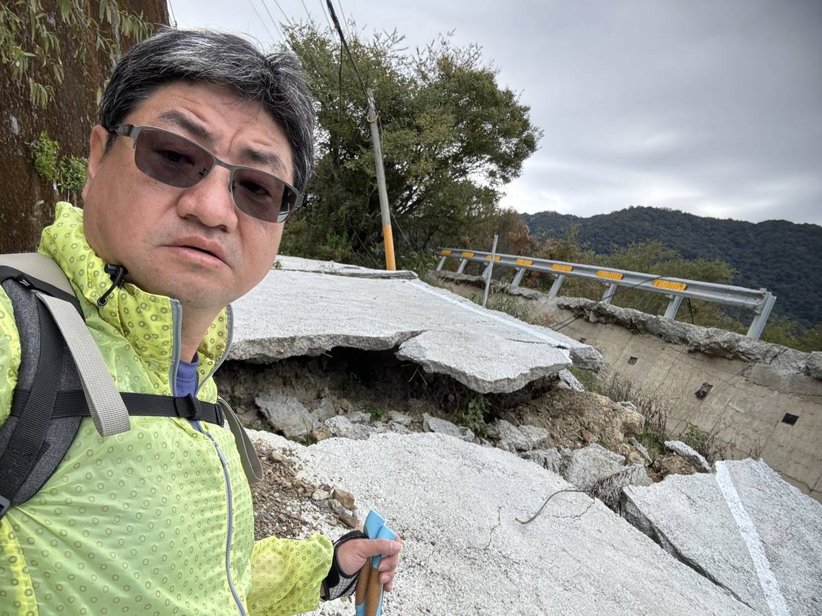 詹章誾往清境農場遇到坍方翻山越嶺 (臺師大提供)
