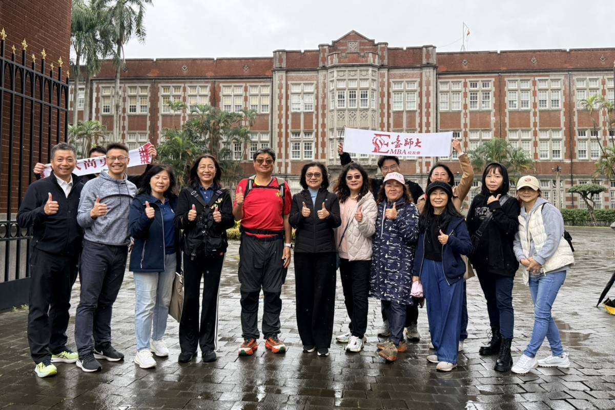 詹章誾返校與師長、同學與學長姐合影 (臺師大提供)