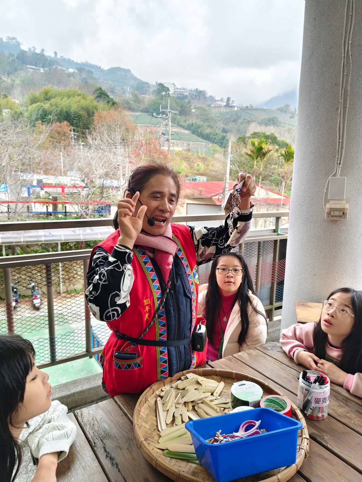 學生透過愛玉製作體驗，理解自然材料背後的科學原理與山林生活智慧
