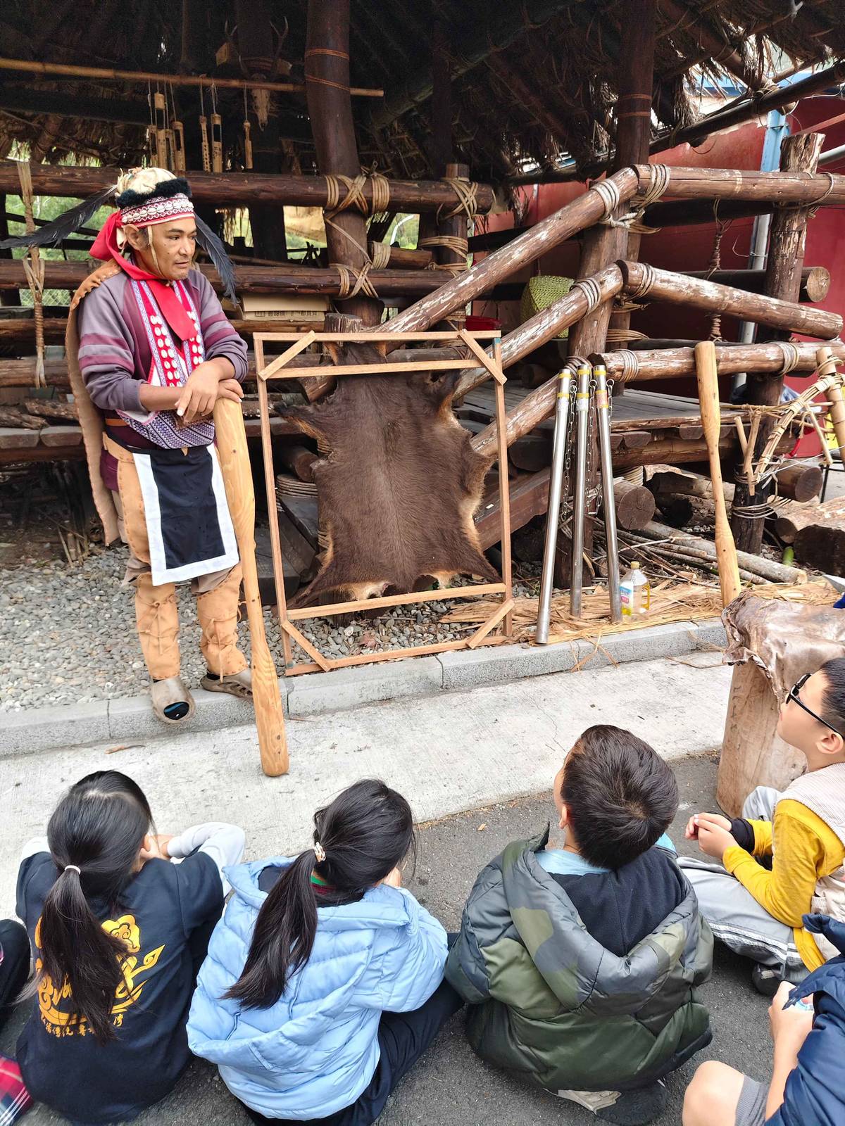 鄒族族人介紹鄒族傳統鞣皮工藝，帶領學生認識族群生活智慧與文化技藝