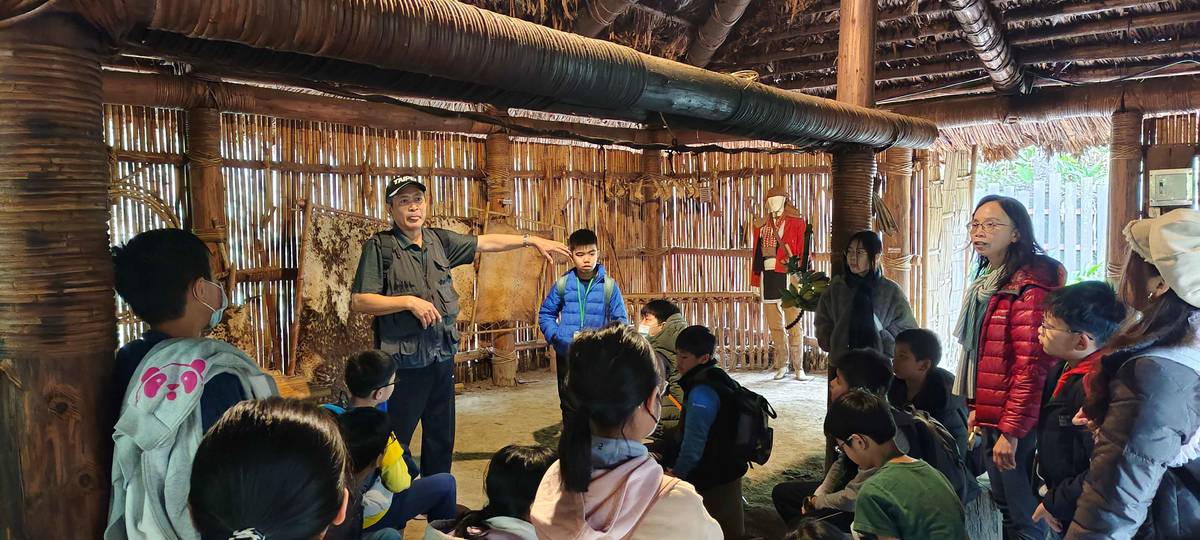 學生認識鄒族傳統家屋結構與生活