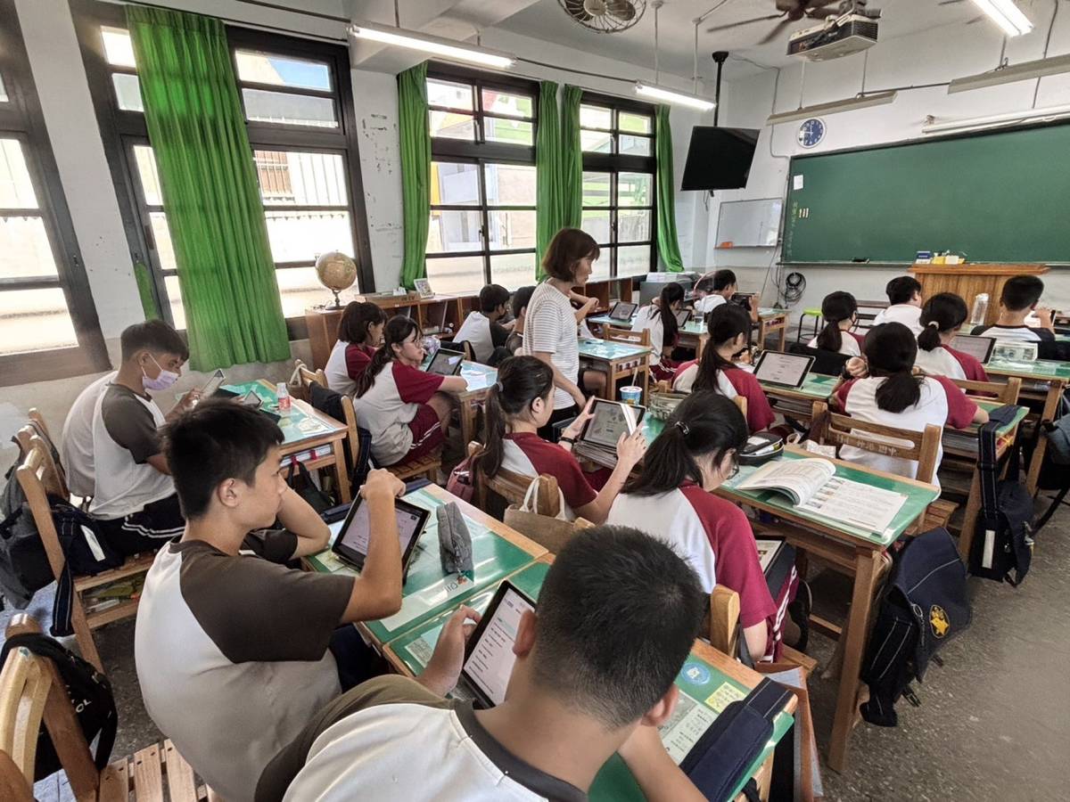 彰化縣伸港國中教師指導學生施測英檢系統口說測驗