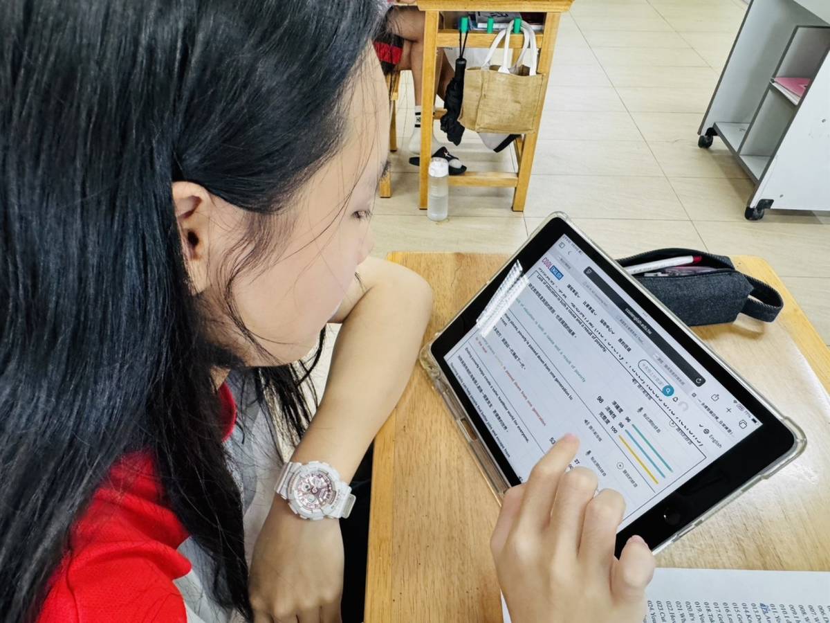 基隆市成功國中學生利用酷英平臺學習資源練習口說.jpg