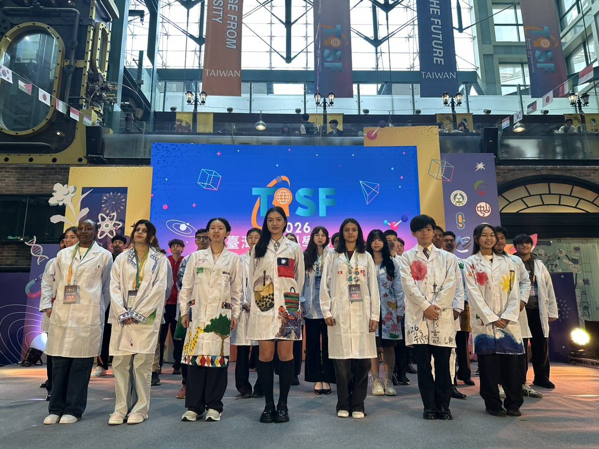 各國參賽學生穿著畫上各國代表圖案的白色實驗袍上臺展示。