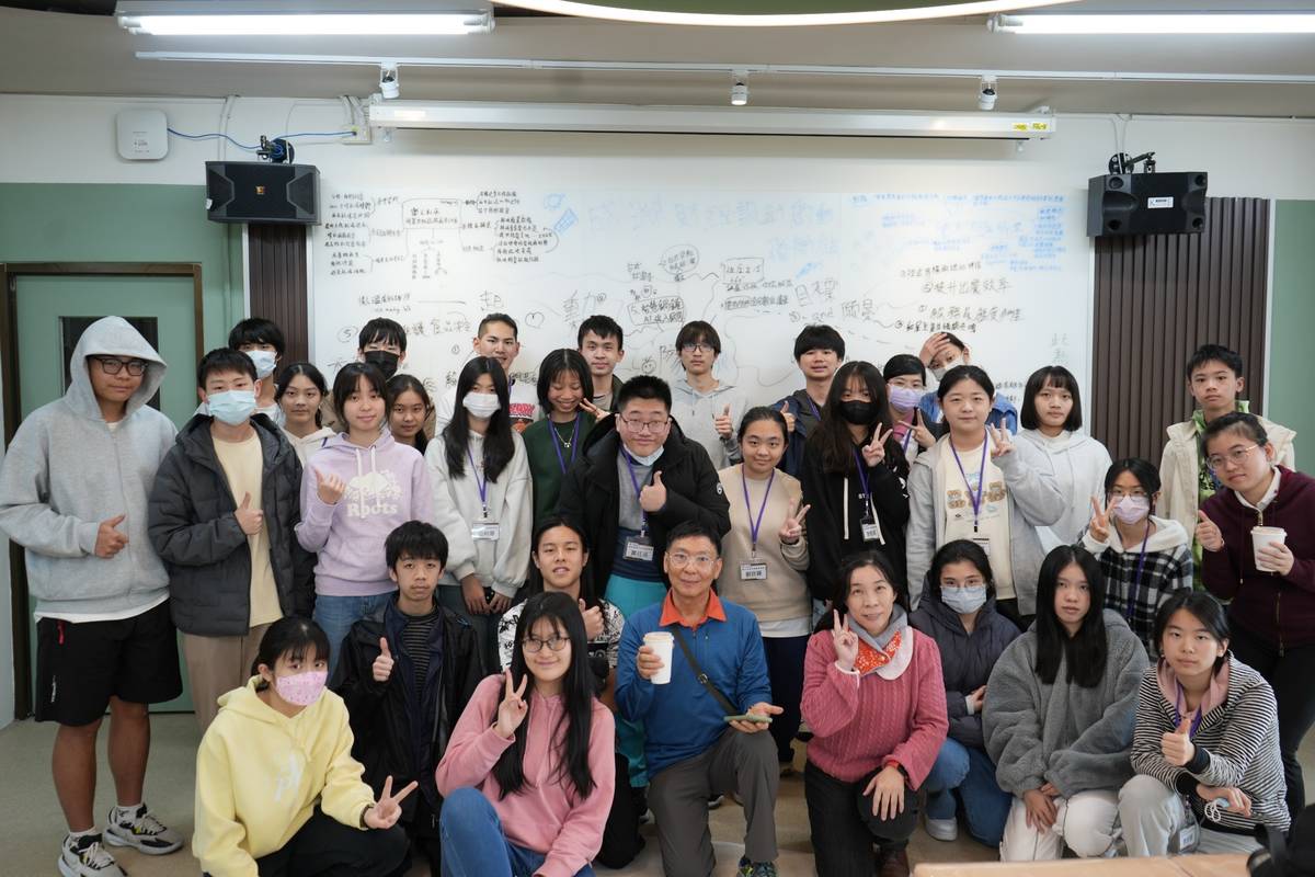 臺北市教育局表示，營隊透過 AI 科技與生活情境結合，鼓勵學生從管理壓歲錢開始