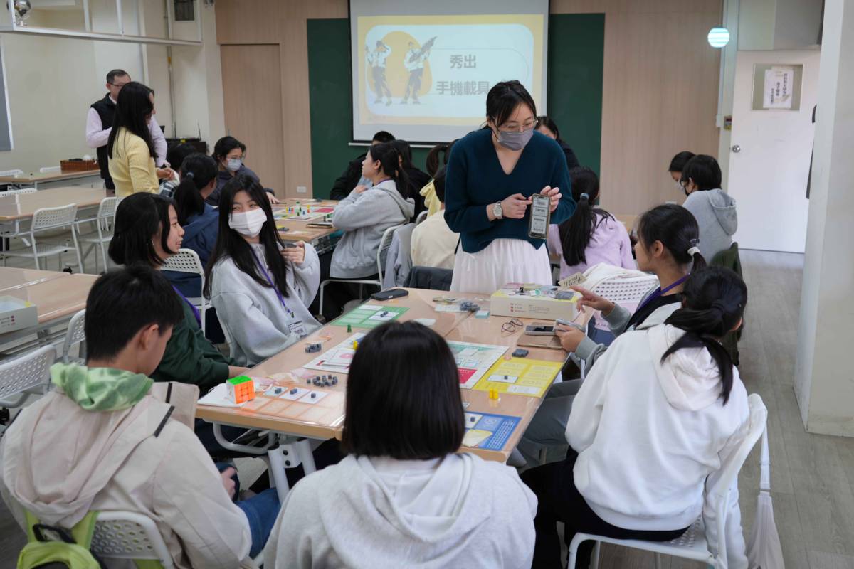 「2026臺北市高中財經素養冬令營」結合 AI 共創、NotebookLM 數據分析及金融實戰桌遊

