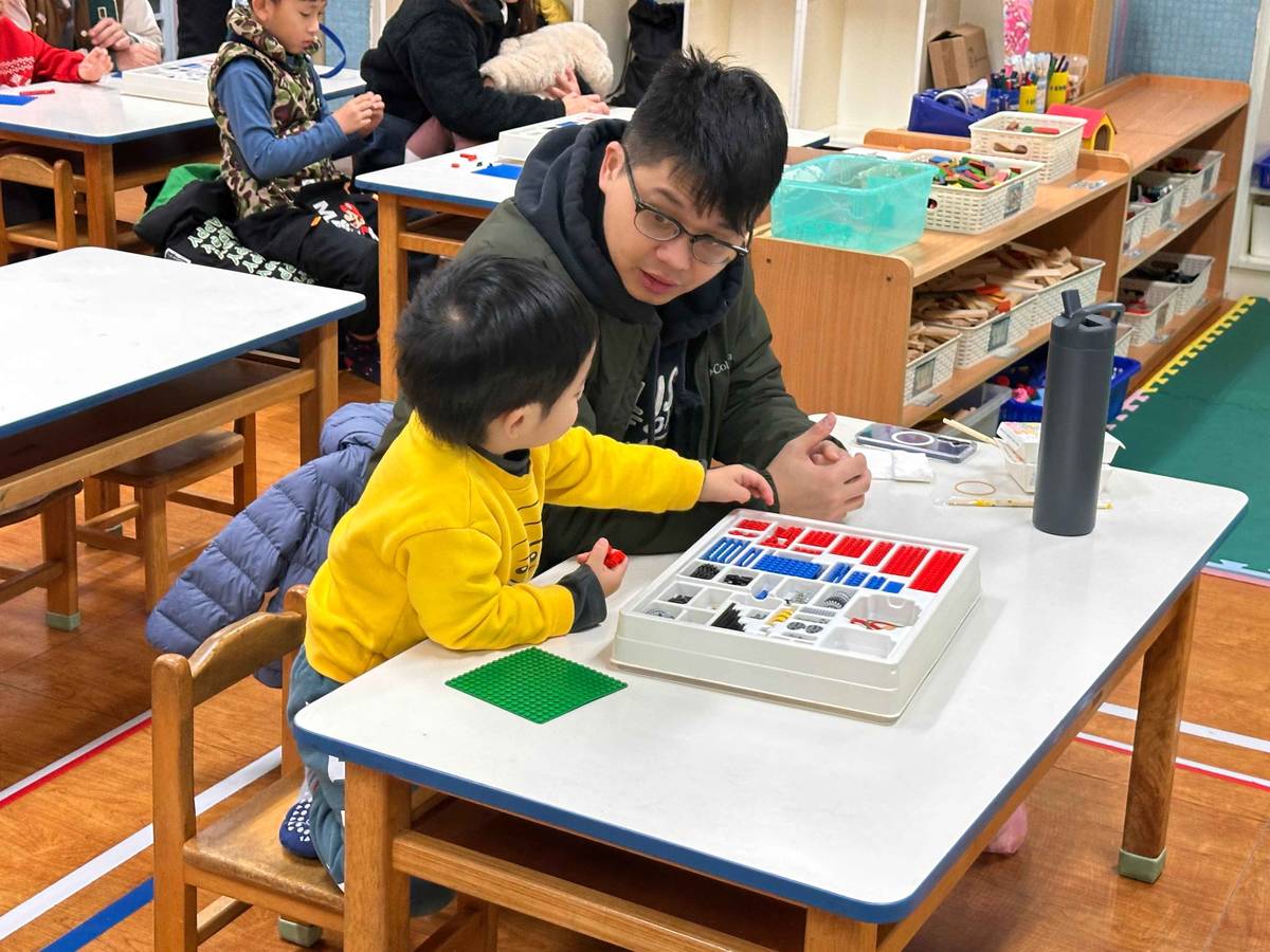 孩子在操作過程中逐步練習精細動作、語言表達及情境解釋能力