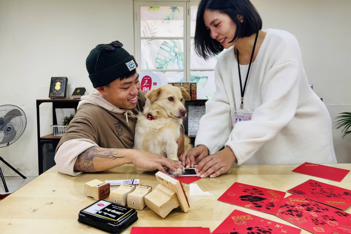 最萌春節來襲 淡水古蹟博物館推寵物「掌印斗方」