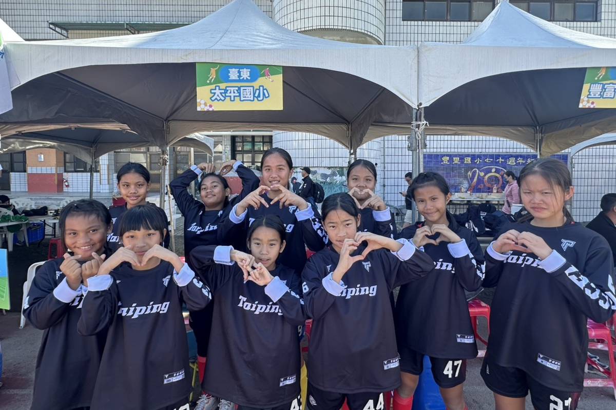 臺東太平國小女子足球隊學生