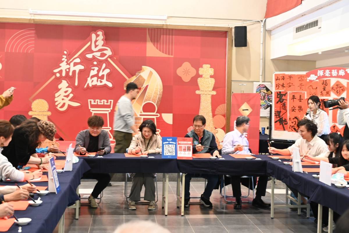 馬啟新象邀民眾製作電子春聯現場