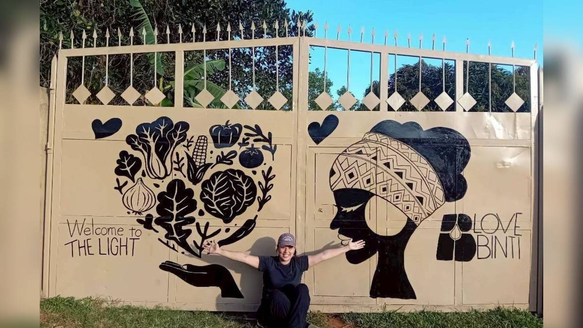 莫貽婷為農場大門繪上了精美的插圖