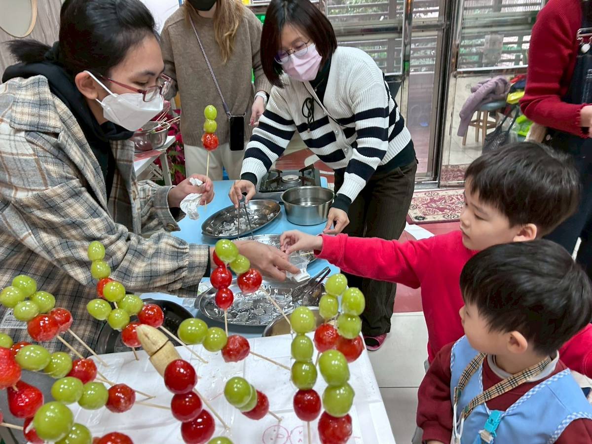 中山幼兒園小朋友品嘗好吃的糖葫蘆