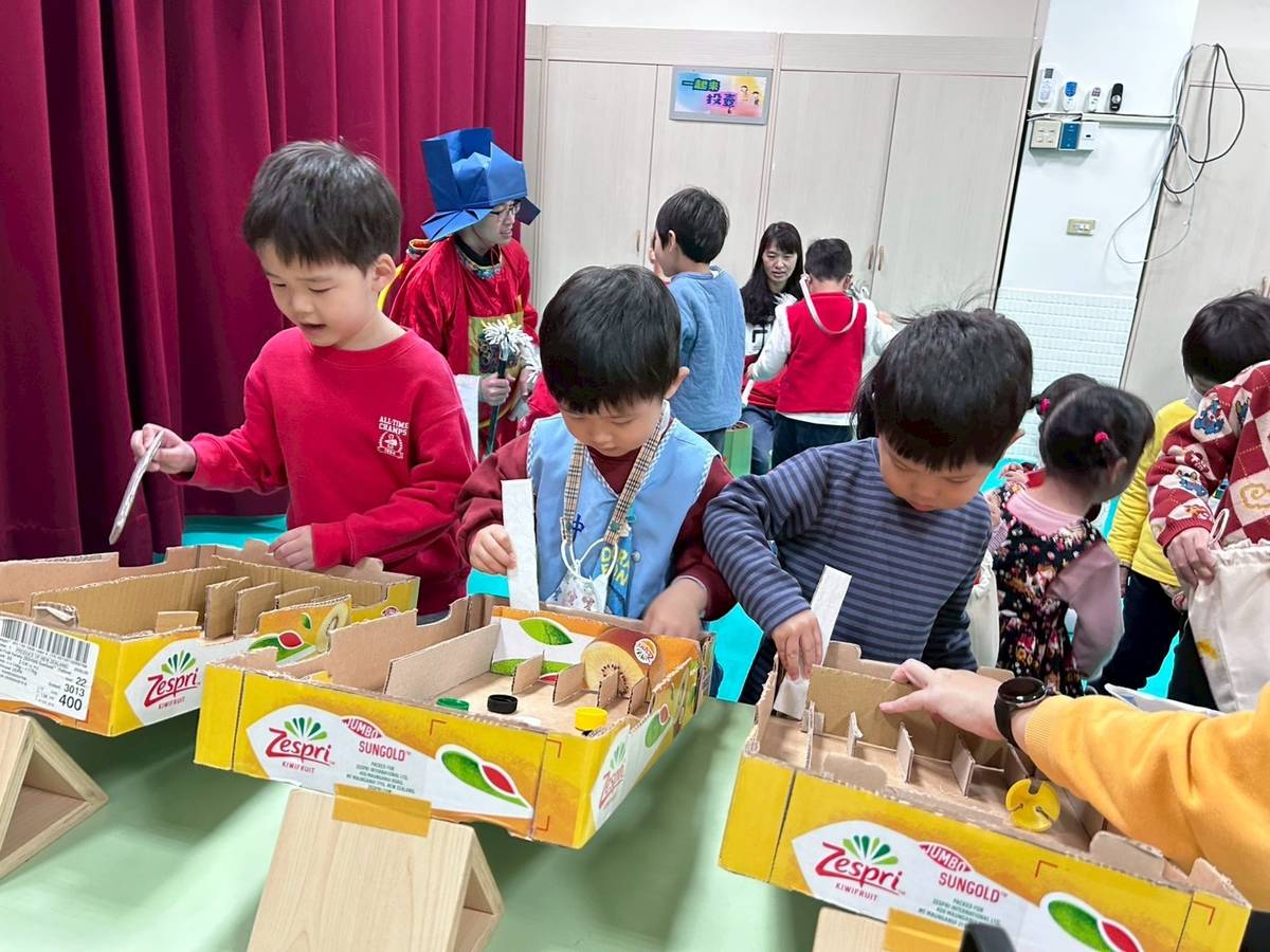 中山幼兒園小朋友體驗傳統童玩彈珠檯