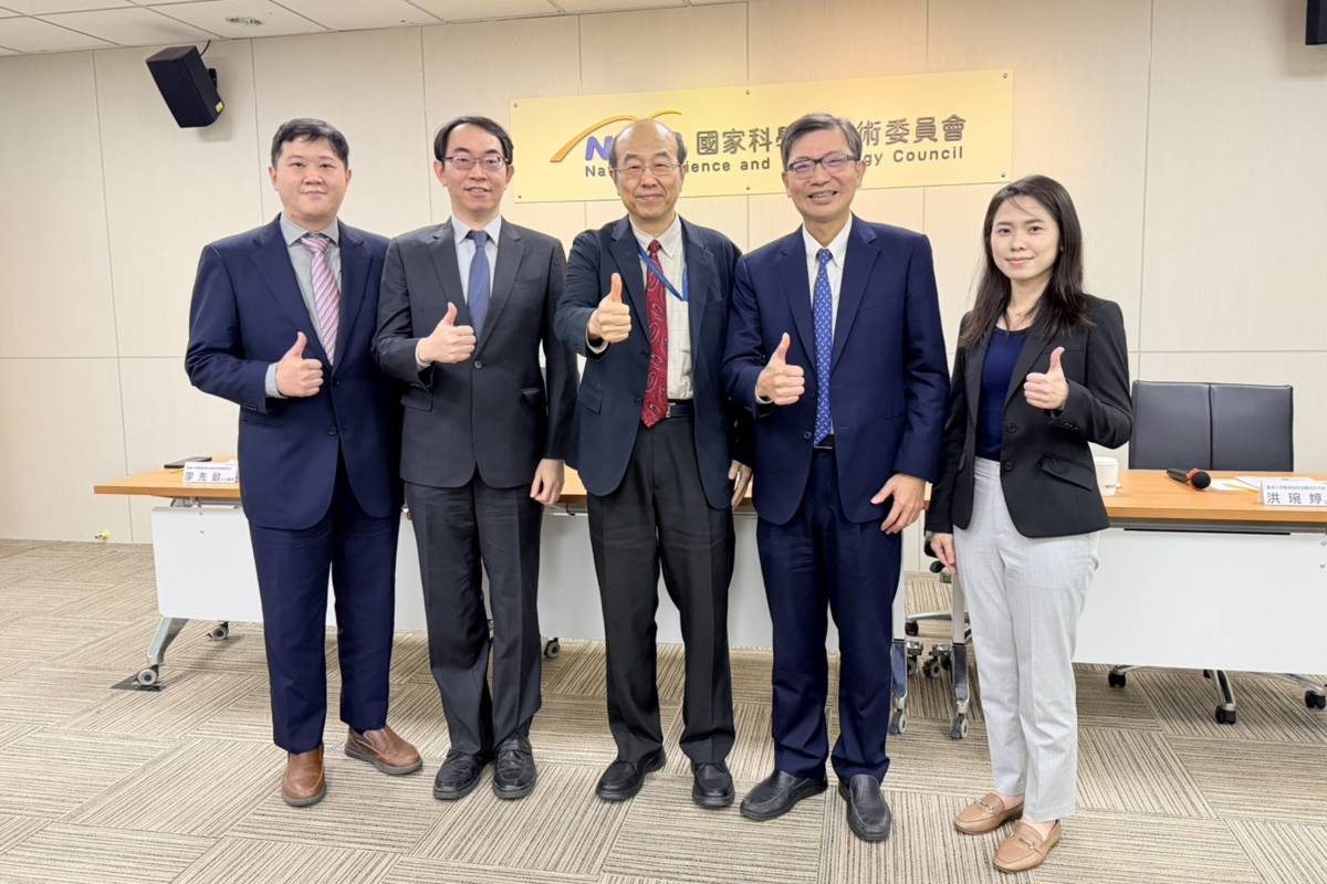 在國科會長期計畫支持下，國立臺灣大學醫學院附設醫院外科部陳晉興特聘教授暨部主任(右2)，與洪琬婷主治醫師(右1)研究團隊，針對「冷凍保存捐贈主動脈」應用於氣管重建時，所觀察到的軟骨再生現象，提出具體生物作用機轉線索。(記者蘇瑞雯拍攝)