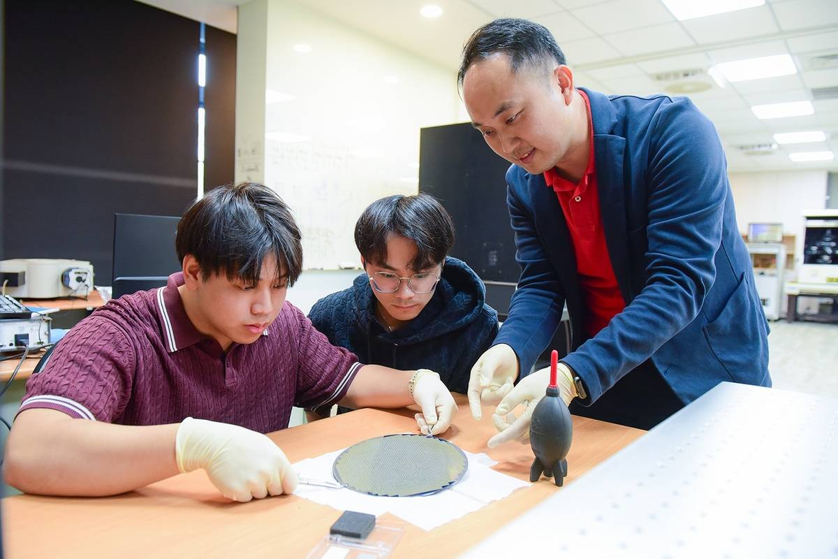 中原大學郭泰辰（右）指導學生確認晶圓量測位置與量測條件設定，確保實驗數據準確