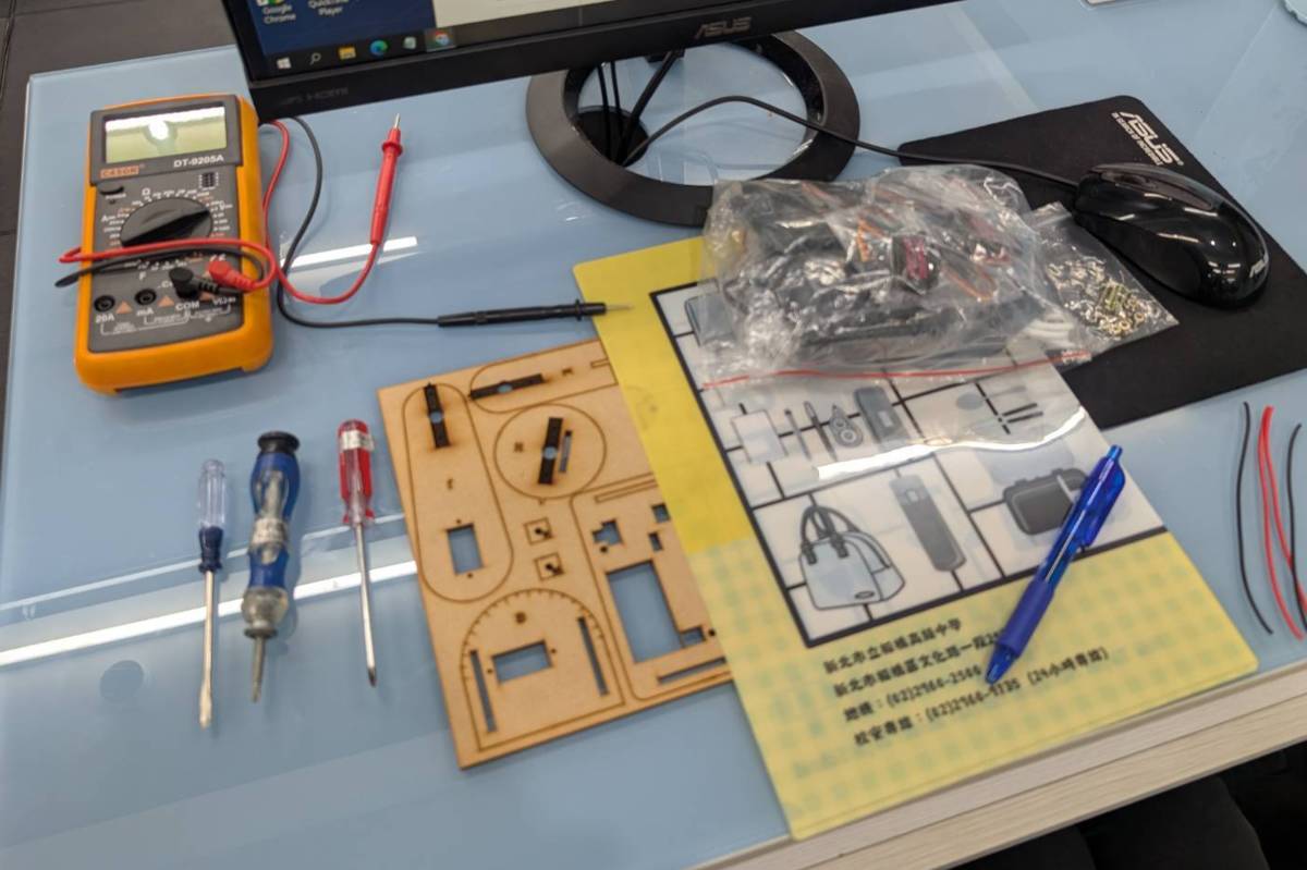 老師們必須自行組裝機械手臂