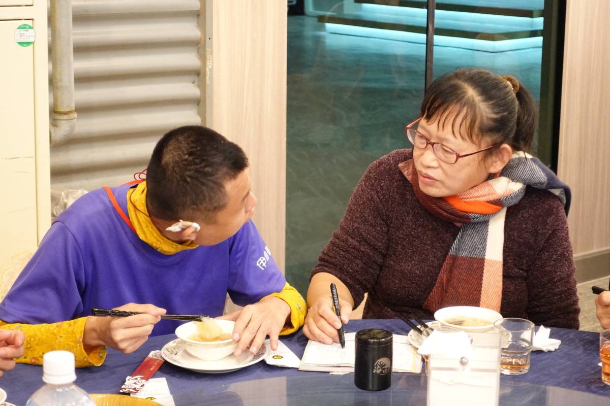 伊甸基金會用愛圍爐 邀請服務對象與家人吃團圓飯