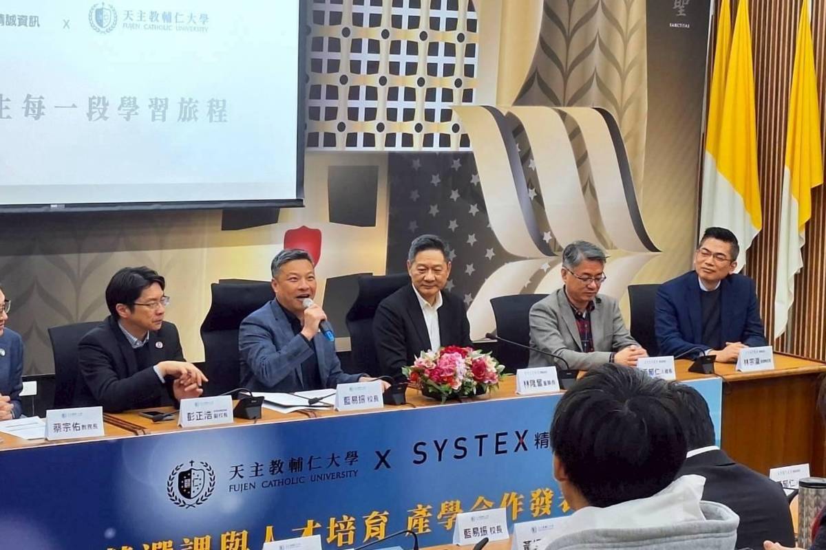 輔仁大學與精誠資訊簽下合作意向。輔大藍易振校長野感謝精誠資訊支援外語學院英文系與科創學位學程每年
開設二至三門實務課程並提供專屬實習機會(輔仁大學提供)