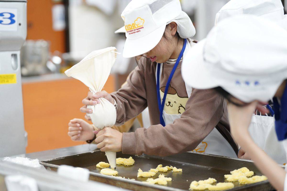 營隊課程包含製作杯子蛋糕、造型餅乾及飲品