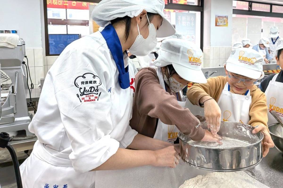 臺北市育達高中辦理「小小烘焙師體驗營」，國小學童在實作中啟發興趣和專長