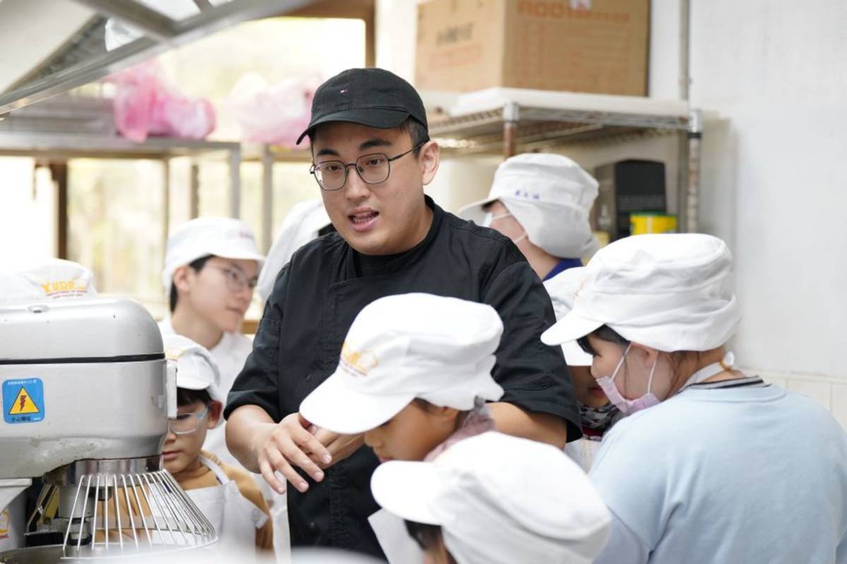 張家益老師帶著學生認識烘焙設備和流程
