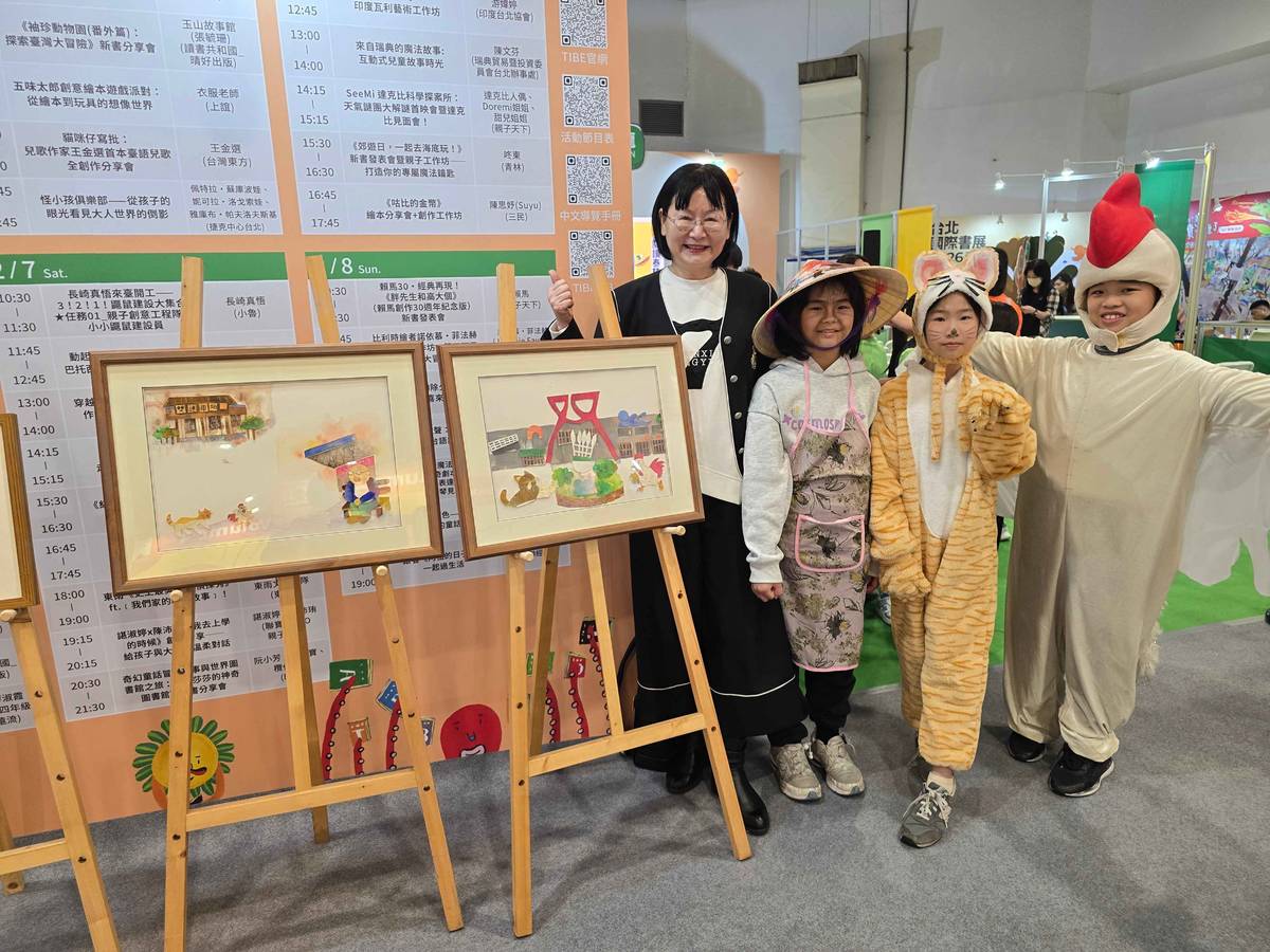 繪本透過虎斑貓「該該」與公雞「小白」的視角，帶領讀者穿梭於雙連社區的巷弄之間