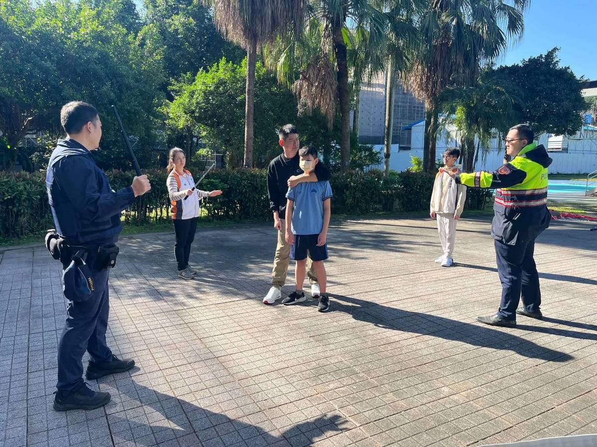 南港高中辦理安全演練，模擬歹徒挾持學生，由專業輔導人員進行溝通協調與情緒安撫