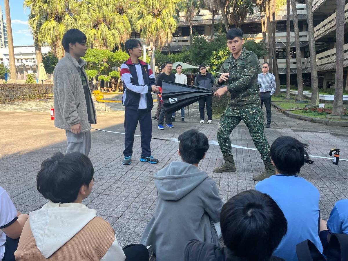 學生遇到攻擊時，可善用手邊的雨傘保護自己