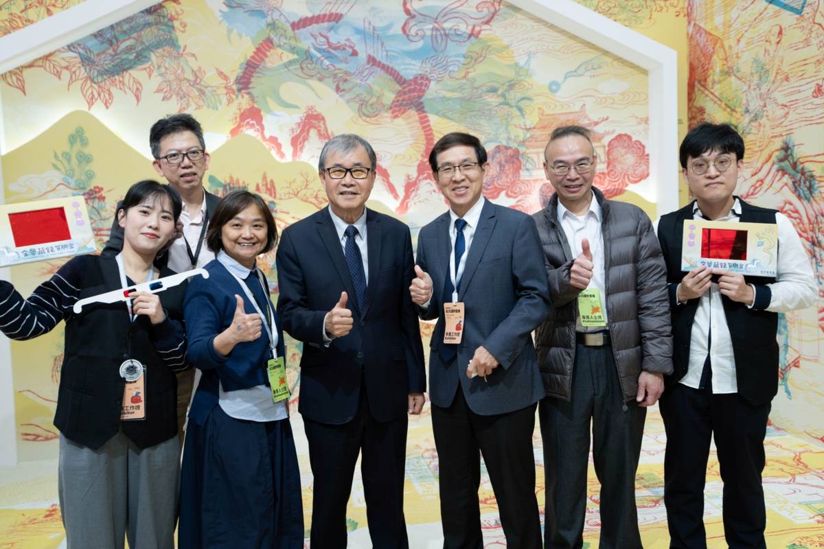 教育部鄭英耀部長與國家圖書館員工合影