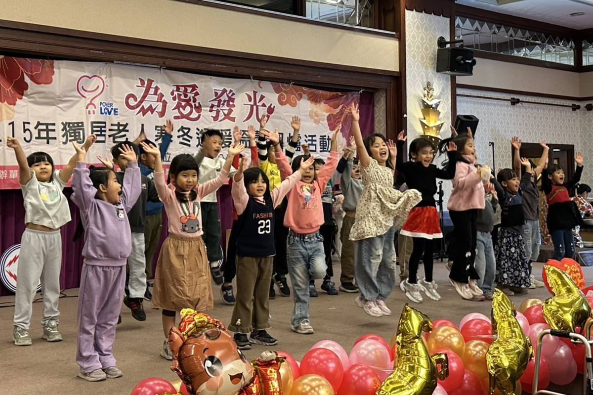 小太陽們在舞台充滿活力的表演