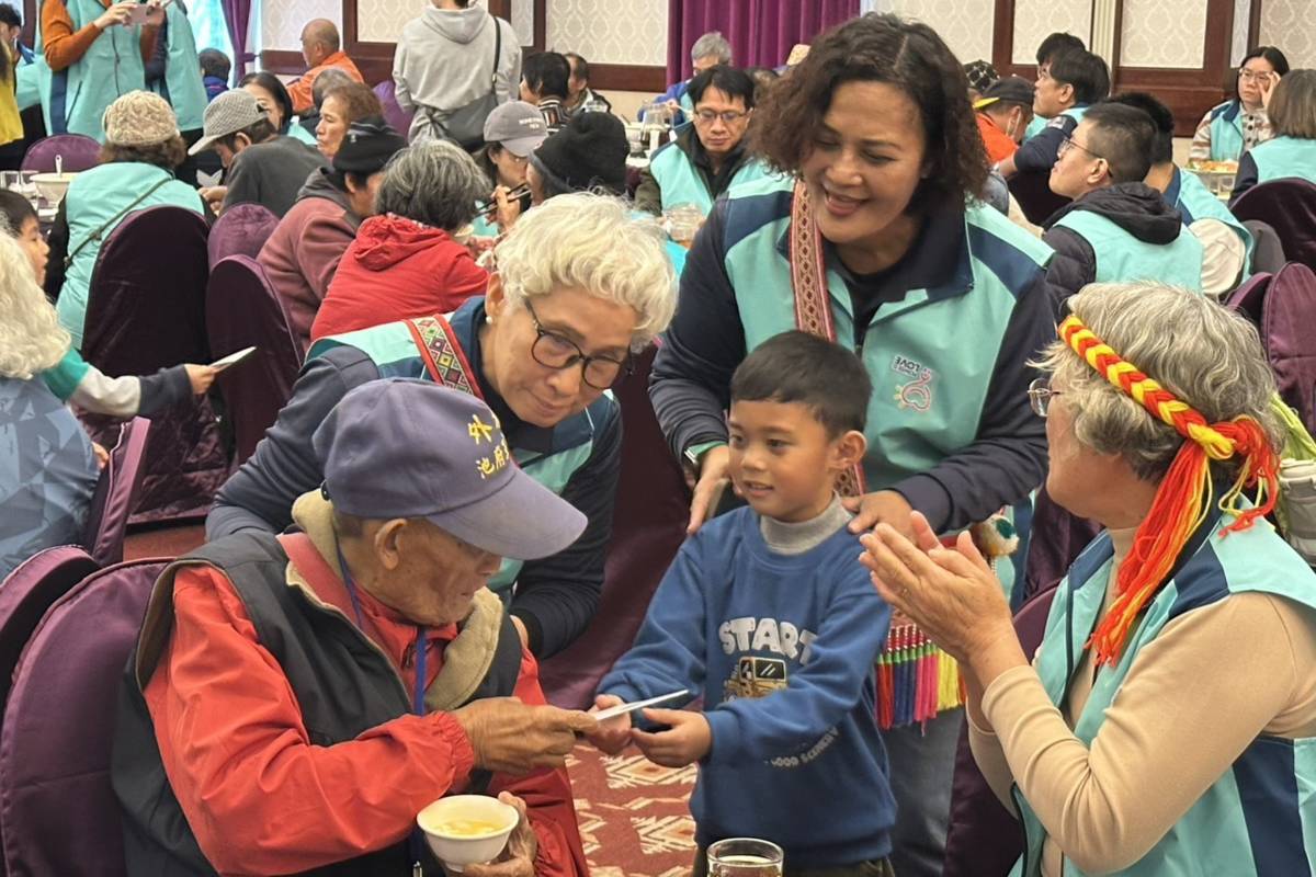 幼童將祝福小卡傳遞給長輩