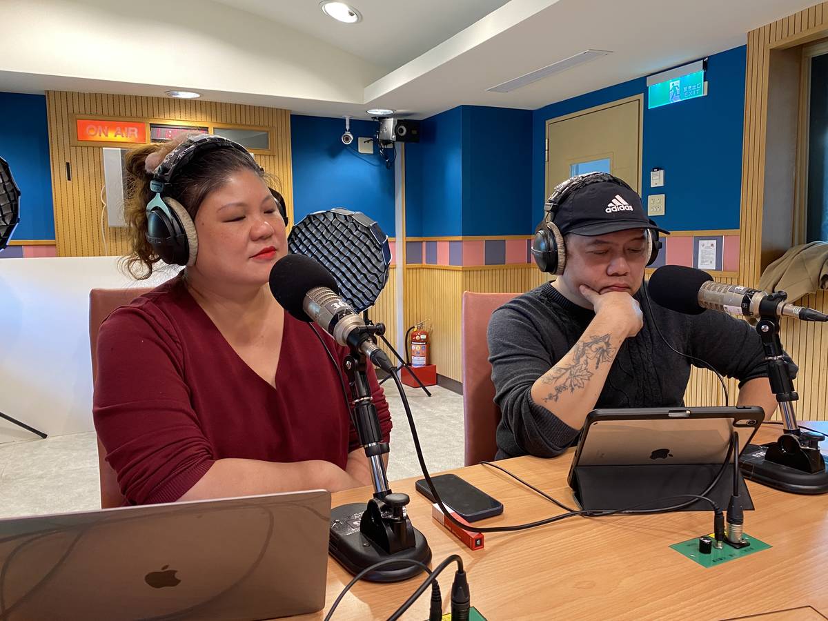 來賓在錄音室裡錄音