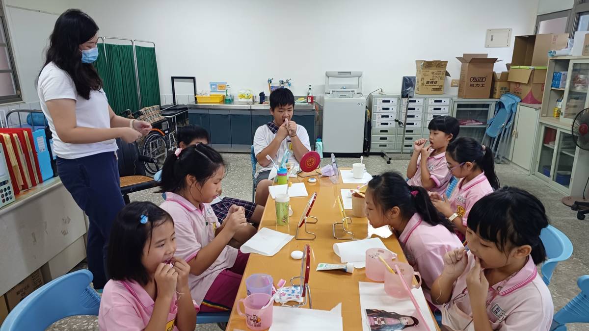 113學年度健康促進學校輔導計畫前後測成效評價成果報告評選＿嘉義縣新埤國民小學＿潔牙小天使培訓

嘉義縣新埤國民小學，參與113學年度「健康促進學校輔導計畫前後測成效評價成果報告評選，透過成果《新埤齊潔牙：以「五正四樂探討從懶得動牙刷到日常刷牙的行為轉變」》，榮獲國小組特優。新埤國小致力為學生打造優質的健康環境，並積極與周邊社區連結，將健康促進理念融入校園與生活情境之中。透過校慶行動劇與「潔牙小天使」走入社區等活動，讓口腔保健不只停留在課堂，而是成為孩子的日常實踐。在全校師生分工合作下，結合家庭與社區力量，成功引導學生從被動提醒刷牙，轉變為主動養成潔牙習慣，充分展現健康教育轉化為行動力的具體成果。

採訪：嘉義縣新埤國民小學陳怡君校長、江榮男教導主任、許盈柔護理師、六忠江綺芸、洪嘉敏同學、五孝官宇唯、龔祐潔同學、四忠陳語欣同學
