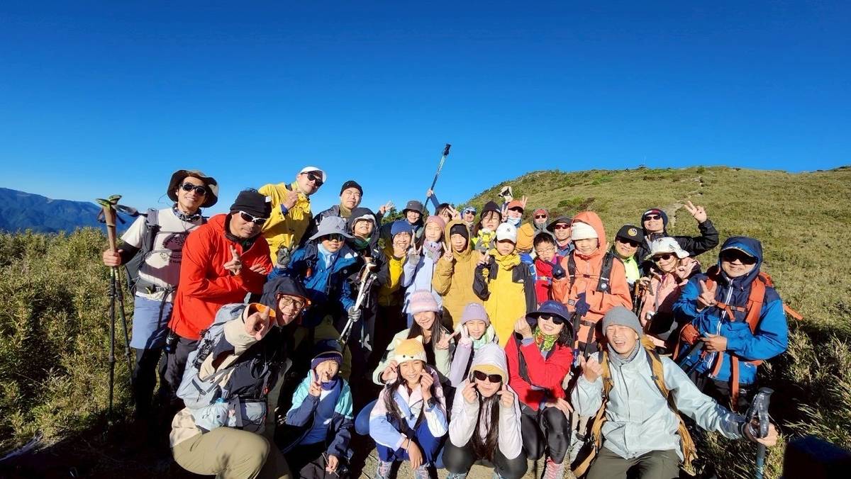 113學年度視力保健績優學校遴選＿臺北市士林區雙溪國民小學＿百岳攀登

臺北市雙溪國民小學113學年度榮獲教育部「視力保健績優學校遴選」國小組優良，同時也獲得臺北市健康促進績優學校銀質獎。學校致力打造「山林間的健康學園」，善用豐富的自然環境與生態資源，發展山林尋奇、山林冒險、生態探索與巧手天工四大特色課程。孩子在戶外學習與體驗中培養體能、勇氣與自信，也讓視力保健自然融入日常生活，透過安全而多元的體驗情境，學生在挑戰中成長，在探索中學習，逐步建立獨立自主與健康生活的態度，展現身心靈均衡發展的學習樣貌。

採訪：臺北市士林區雙溪國民小學廖大烱校長、六年甲班許庭綸、林意庭、辛多佳、何定為、蔣士廷、伍以恩、瑞辰、楊宗岳、曹竤喨同學
