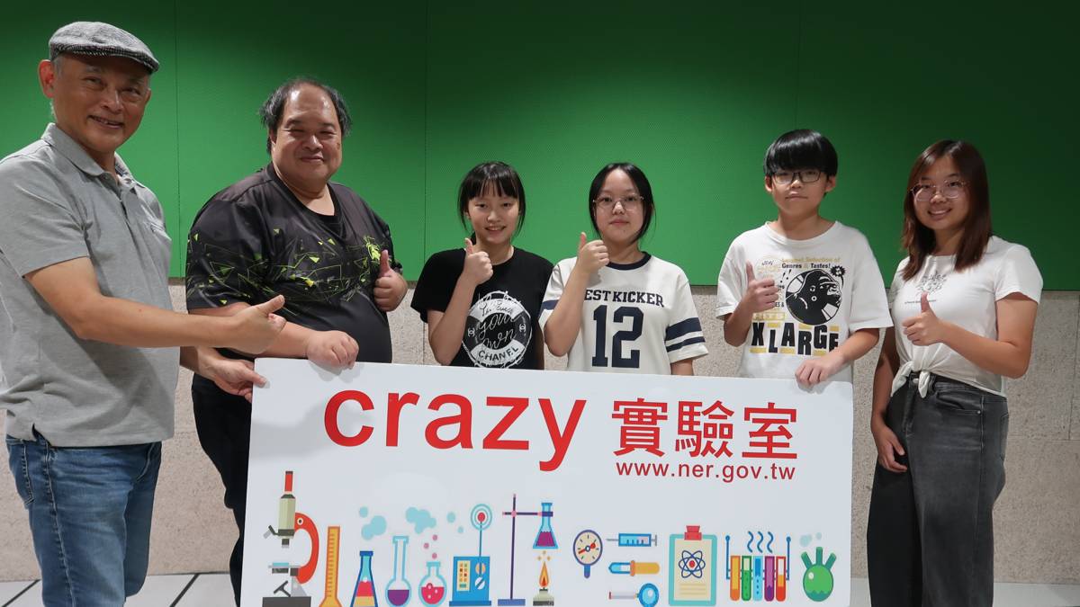 南投縣立大成國中科展團隊師生和主持人k博士(左一)、姍姍(右一)合影。