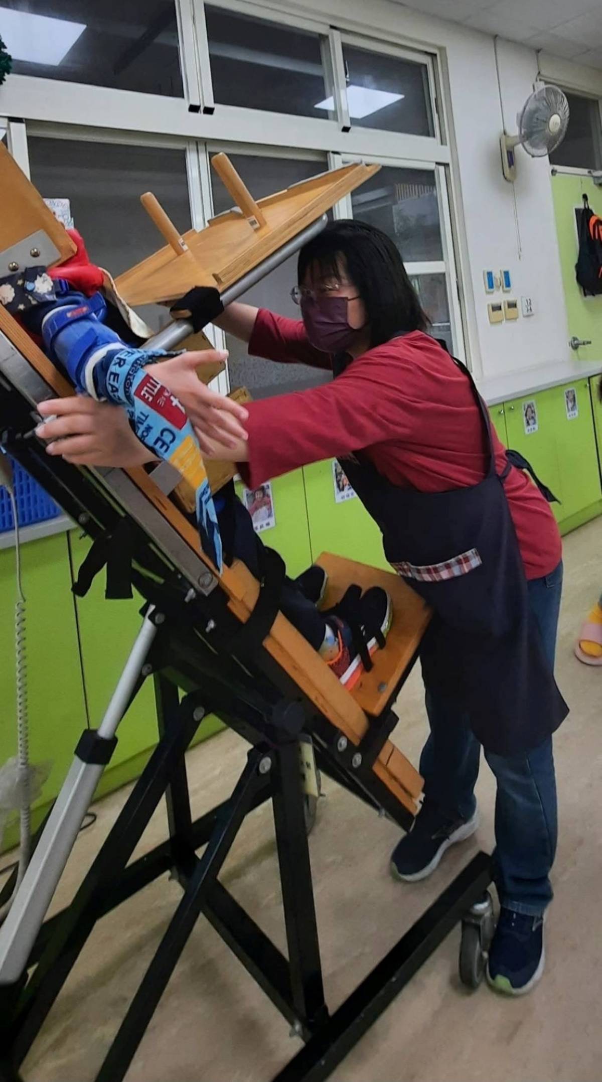 協助學生日常輔具使用