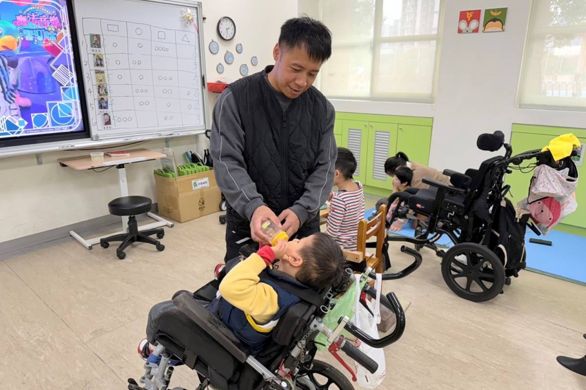 協助學生進行喝水