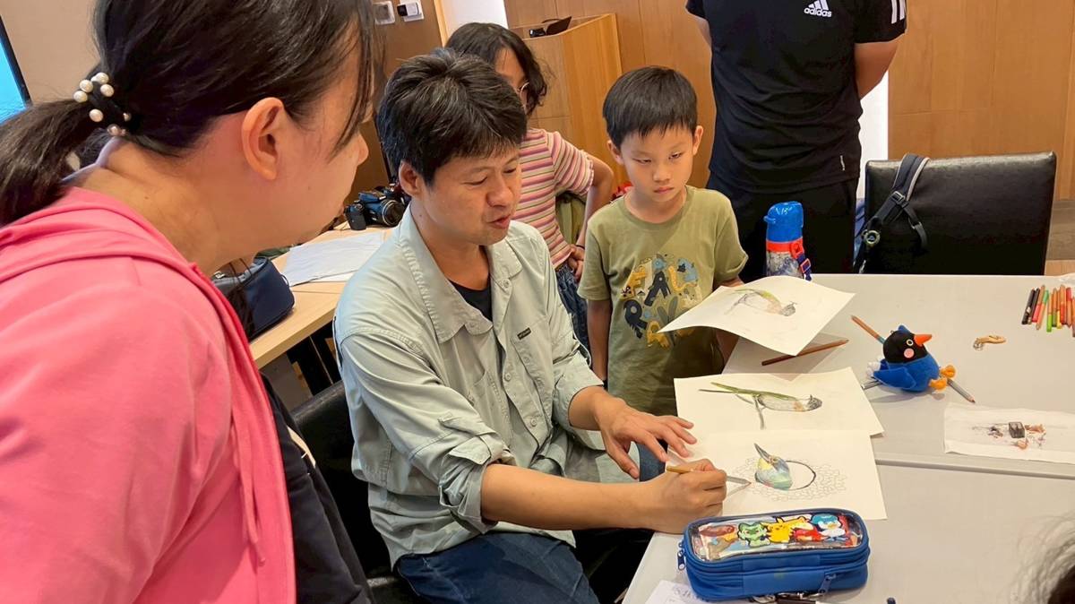 晃晃老師示範生態繪圖(晃晃老師提供)