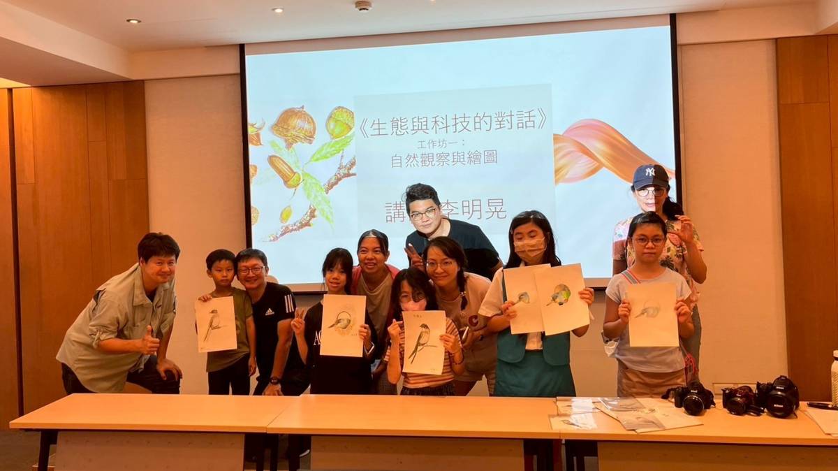 學員拿著自己親手繪製的生態繪圖好感動(晃晃老師提供)