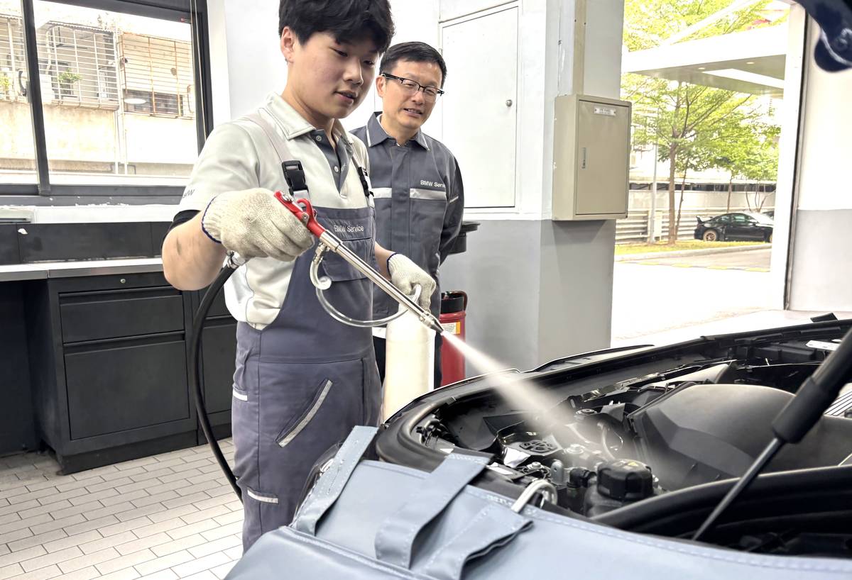 建教生向局長示範清潔引擎室