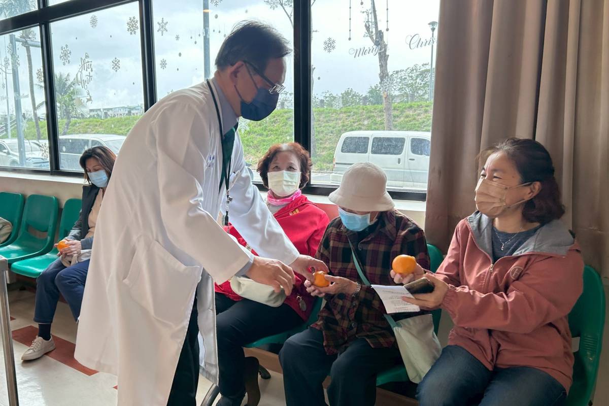 王光德院長準備600顆橘子送給病患