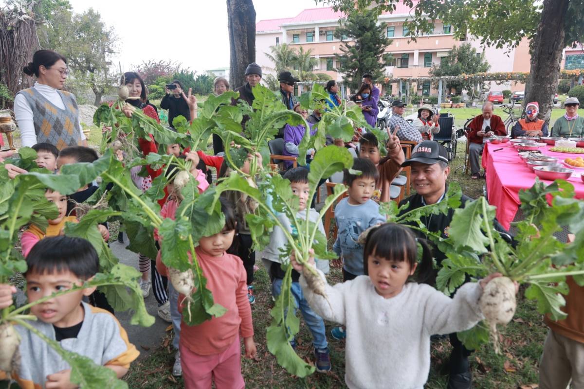 孩子們在田間體驗拔蘿蔔