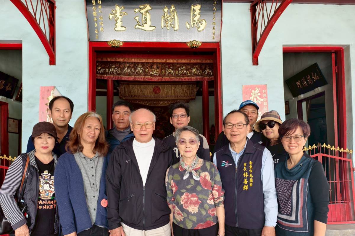 前體委會陳全壽主委（左3），帶領李福恩（第二排左1）等人，在傳記發表前夕，與研究團隊董恕明教授（左2）、許秀霞（右1）一同參訪鐵人故居。