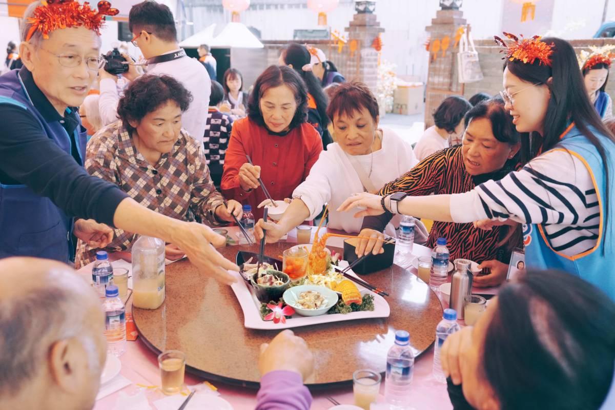 中醫大附醫企業志工及衍生企業夥伴陪同長輩圍桌用餐、交流互動。