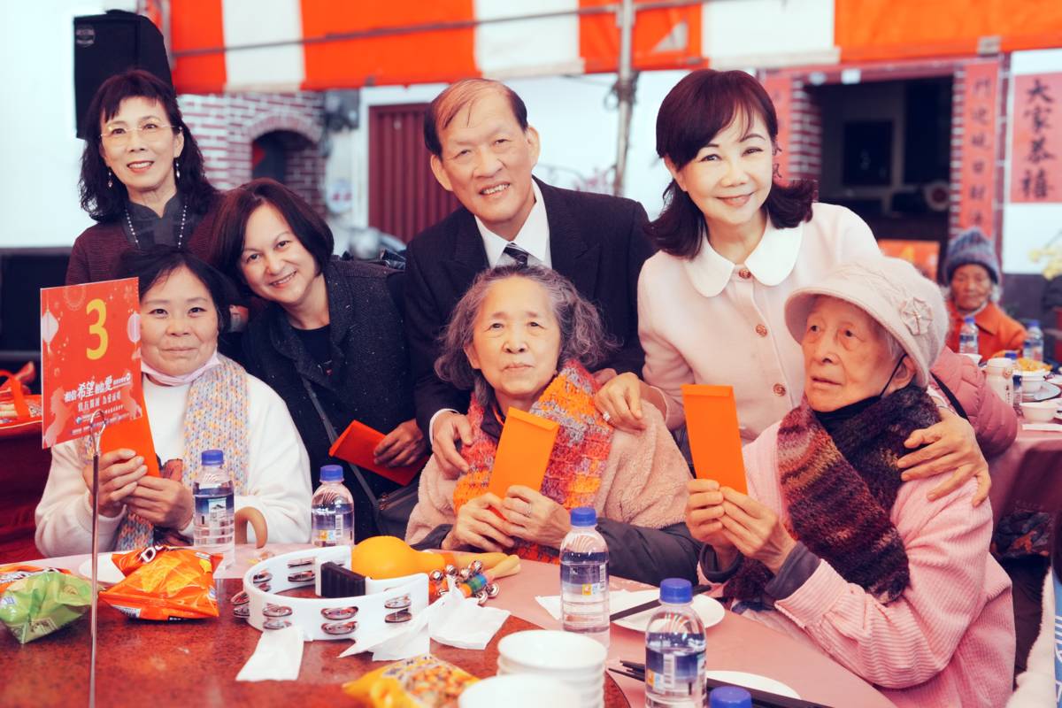 親自為長輩繫上由同仁親手織出的圍巾，讓溫暖從一條圍巾開始，陪伴長輩迎接新的一年。